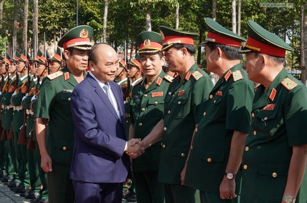 Thủ tướng Nguyễn Xuân Phúc với các cán bộ, sỹ quan chỉ huy của Bộ Tư lệnh Quân khu 9. Ảnh: VGP