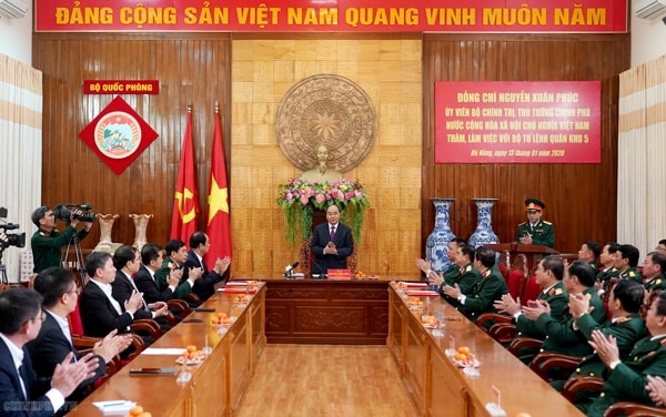 Thủ tướng Nguyễn Xuân Phúc phát biểu tại buổi thăm, chúc Tết Bộ Tư lệnh Quân khu 5. Ảnh: VGP