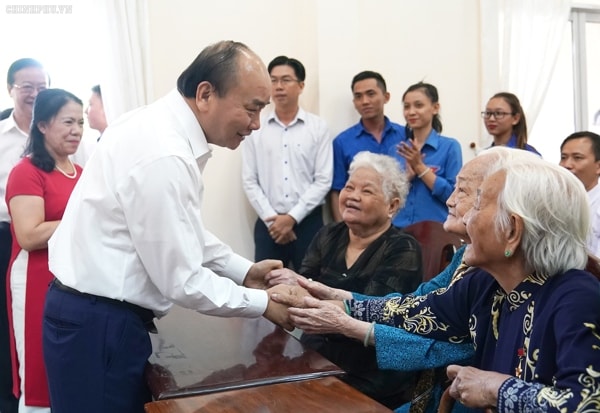 Thủ tướng thăm hỏi, chúc Tết bà con là gia đình chính sách, hộ nghèo tại TP Cần Thơ. Ảnh: VGP