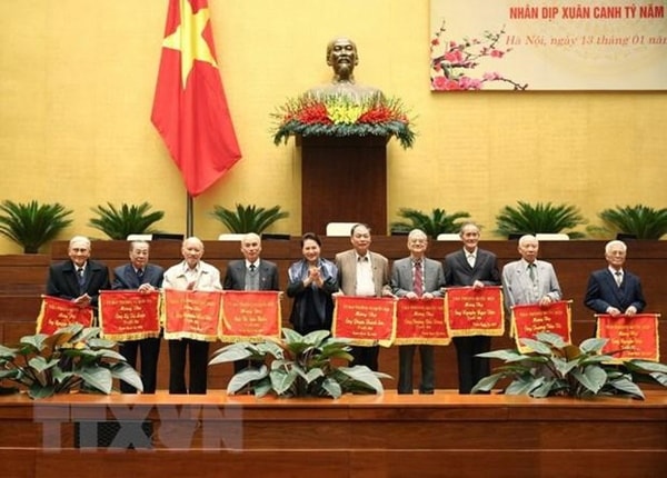 Chủ tịch Quốc hội Nguyễn Thị Kim Ngân tặng bức trướng chúc Tết nguyên lãnh đạo, cán bộ, viên chức cơ quan Quốc hội đã nghỉ công tác. Ảnh: TTXVN