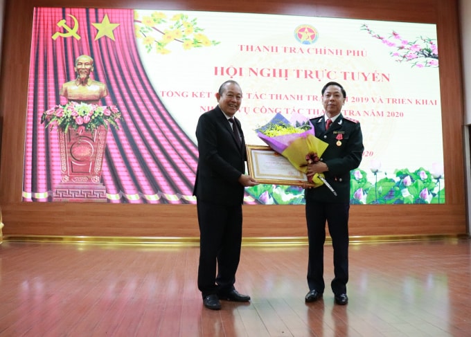 Phó Thủ tướng Trương Hòa Bình trao Huân chương Lao động hạng Nhì cho Phó Tổng TTCP Trần Ngọc Liêm.