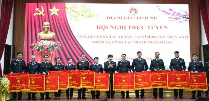 Tổng Thanh tra Chính phủ trao cờ thi đua cho 15 tập thể hoàn thành xuất sắc nhiệm vụ.
