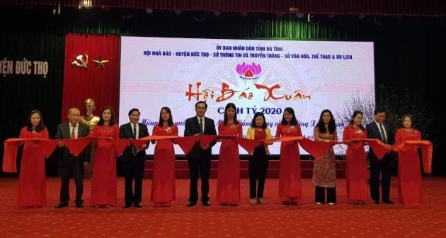 Các đại biểu cắt băng khai mạc Hội báo Xuân Canh Tý năm 2020