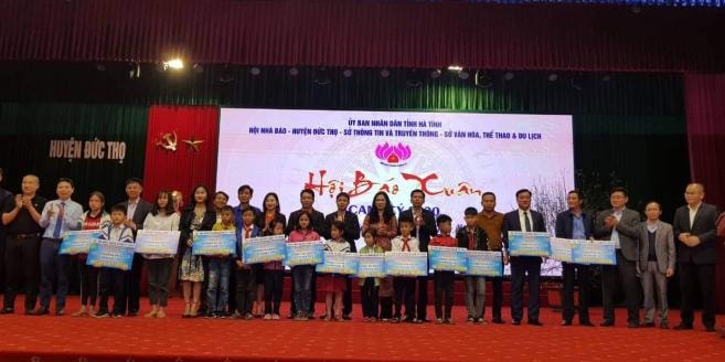 Các cơ quan thông tấn báo chí địa phương và Trung ương hoạt động trên địa bàn Hà Tĩnh trao quà cho học sinh nghèo