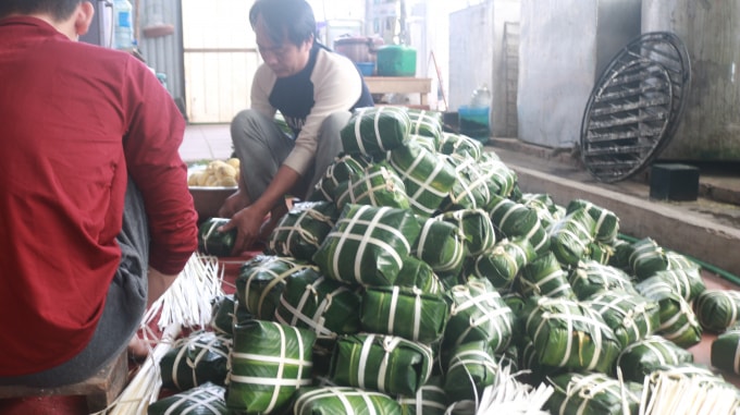Mỗi chiếc bánh chưng năm nay sẽ có giá khoảng trên dưới 50.000 đồng. Ảnh Minh Khang.
