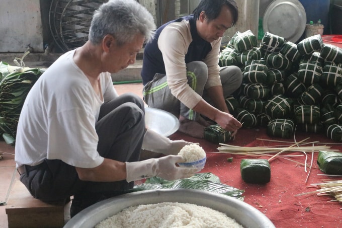 Ông Nguyễn Văn Bảy gói 500 đến 600 chiếc bánh một ngày. Ảnh Minh Khang.