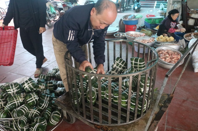 Anh Nguyễn Duy Thắng xếp bánh chưng mới gói xong vào lồng để luộc. Ảnh Minh Khang.