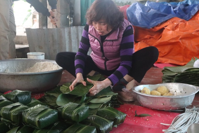Chỉ mất 20 giây những người dân ở làng Tranh Khúc sẽ gói xong một chiếc bánh chưng vuông vức mà không cần dùng tới khuân. Ảnh Minh Khang.