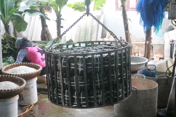 Máy móc sẽ thay con người đưa lồng bánh chưng vào nồi để luộc. Ảnh Minh Khang.