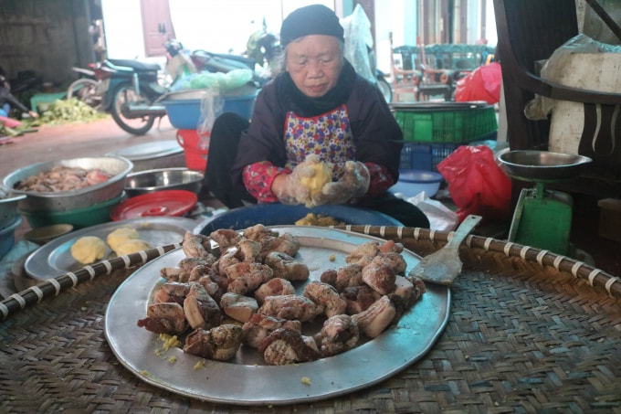 Thịt lợn sẽ được nặn tròn với bên ngoài là bột đỗ đã giã nhuyễn để làm nhân bánh. Ảnh Minh Khang.