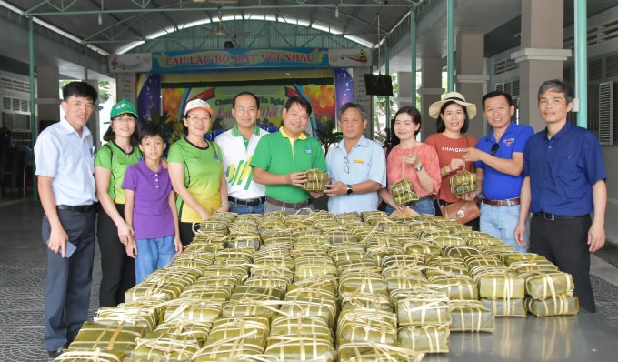 Trao quà Tết tại TT Bảo trợ xã hội Chánh Phú Hòa, tỉnh Bình Dương.