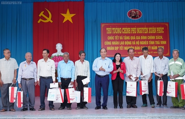 Thủ tướng Nguyễn Xuân Phúc tặng quà các gia đình chính sách. Ảnh: VGP