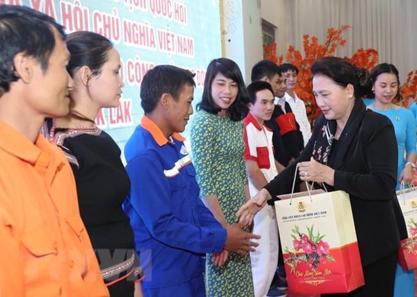 Chủ tịch Quốc hội Nguyễn Thị Kim Ngân tặng quà công nhân lao động tỉnh Đắk Lắk. Ảnh: TTXVN