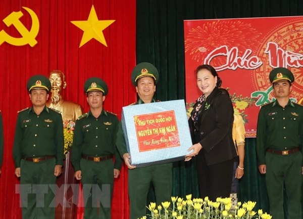 Chủ tịch Quốc hội Nguyễn Thị Kim Ngân tặng quà cán bộ, chiến sỹ Biên phòng đóng quân trên địa bàn tỉnh Đắk Lắk. Ảnh: TTXVN