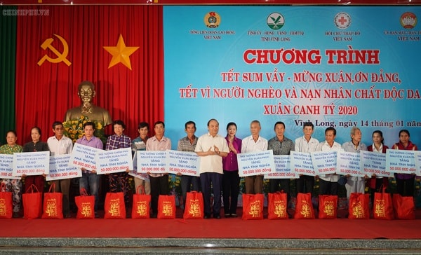Thủ tướng Nguyễn Xuân Phúc tặng 100 ngôi nhà cho người nghèo. Ảnh: VGP