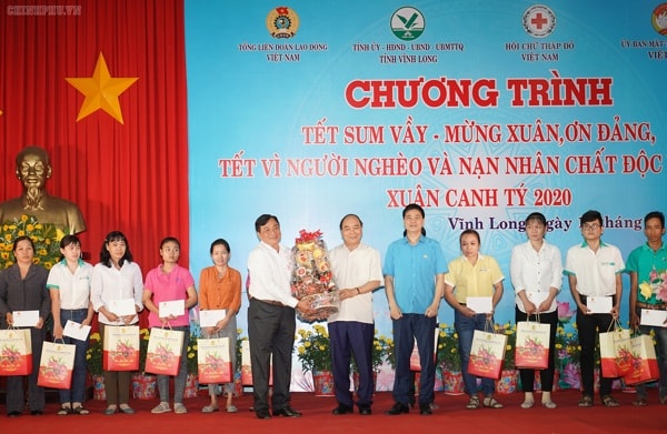 Thủ tướng tặng quà Tết cho công nhân tỉnh Vĩnh Long. Ảnh: VGP