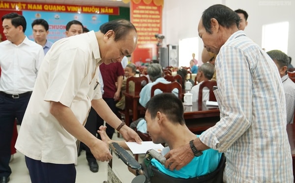 Thủ tướng tặng quà Tết cho nạn nhân chất dộc da cam. Ảnh: VGP