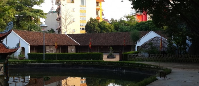 Khuôn viên của nhà bà Cố Hợi, một gia đình khá giả hồi nửa đầu thế kỷ 20 ở xã Thọ Lộc, huyện Thọ Xuân, tỉnh Thanh Hoá. Công trình dựng tại Bảo tàng Dân tộc học. Ảnh: Bảo tàng Dân tộc học.