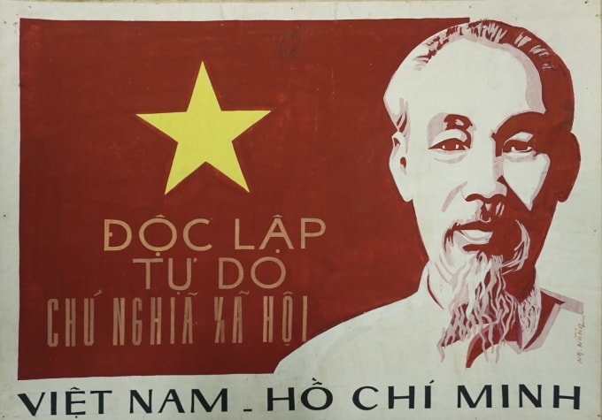 Một tác phẩm tranh cổ động trưng bày trong triển lãm.