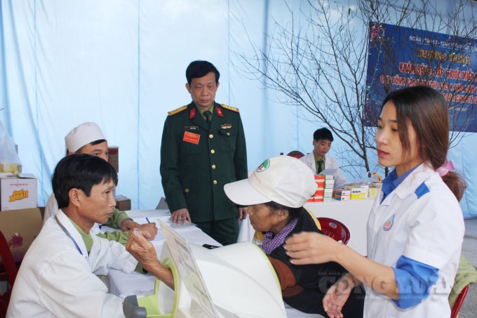 Người dân rất phấn khởi và vui mừng khi được khám miễn phí.