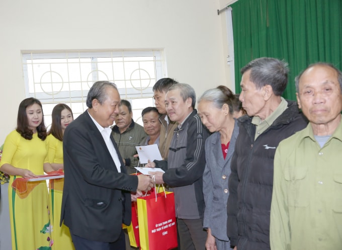 Phó Thủ tướng Trương Hòa Bình trao quà Tết cho các gia đình chính sách huyện Thọ Xuân. Ảnh: VGP