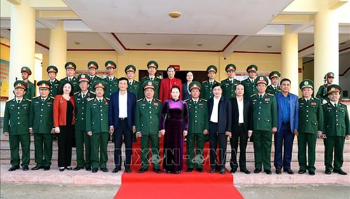 Chủ tịch Quốc hội Nguyễn Thị Kim Ngân cùng Đoàn công tác của Quốc hội chụp ảnh lưu niệm với cán bộ, chiến sỹ, sĩ quan chỉ huy Bộ Chỉ huy quân sự tỉnh Đắk Lắk. Ảnh: TTXVN.