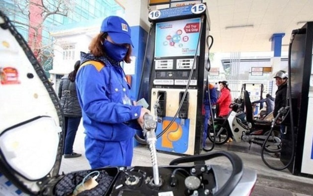 Giá xăng giảm nhẹ từ 15h chiều hôm nay. Ảnh minh họa.
