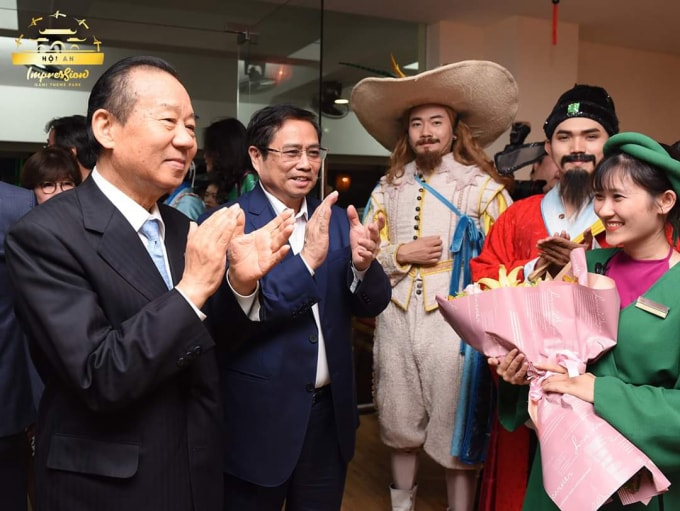 Ông Nikai Toshihiro và ông Phạm Minh Chính động viên diễn viên show diễn