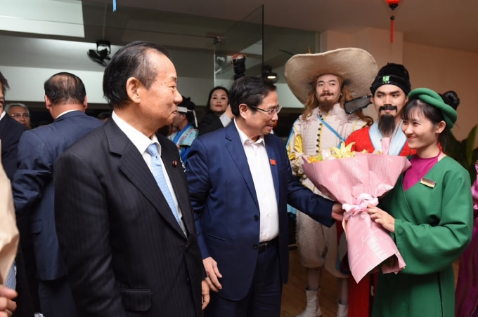 Ông Phạm Minh Chính tặng hoa động viên diễn viên show diễn