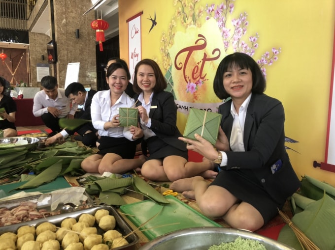 Cán bộ nhân viên tại khách sạn vui mừng khi khoe thành phẩm của mình