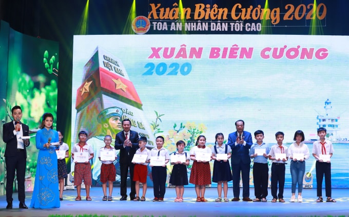 Ngay tại chương trình, 30 suất học bổng với tổng trị giá 300 triệu đồng đã được trao tặng học bổng cho con em các gia đình chiến sĩ có hoàn cảnh khó khăn.