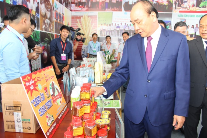 Thủ tướng Nguyễn Xuân Phúc tham quan các gian hàng được trưng bày tại Hội nghị.