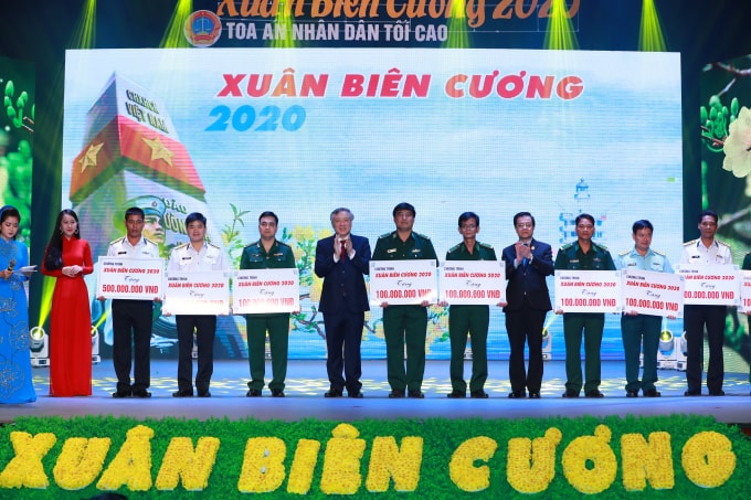 Ngay trong chương trình, đồng chí Nguyễn Hòa Bình cùng đồng chí Lê Hồng Quang đã trực tiếp  trao những phần quà đến đại diện các đơn vị với tổng số tiền là 1,2 tỷ đồng.