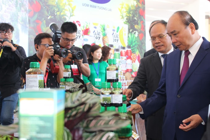 Ông Lê Thành, Chủ tịch Hội đồng sáng lập Viện Kinh tế xanh (đứng sau Thủ tướng) cho rằng, đã đến lúc chúng ta thay đổi góc nhìn về biến đổi khí hậu.