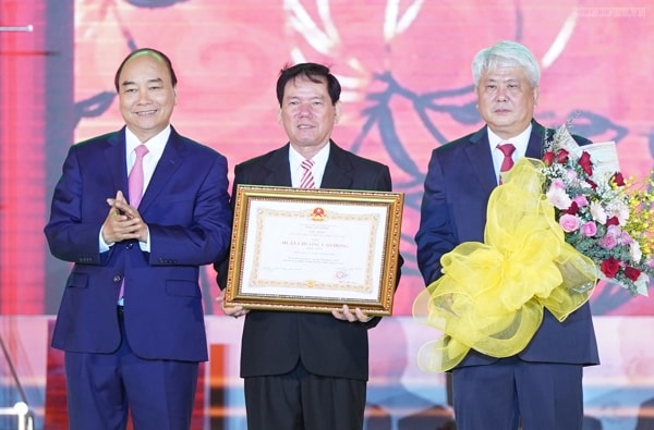 Thủ tướng Nguyễn Xuân Phúc trao tặng Huân chương Lao động hạng Nhất cho tỉnh Trà Vinh. Ảnh: VGP