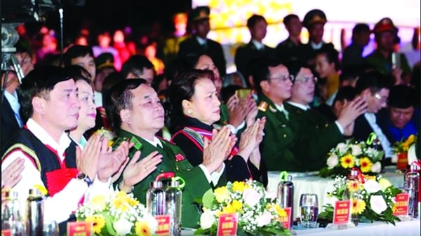 Chủ tịch Quốc hội Nguyễn Thị Kim Ngân và các đại biểu dự chương trình ''Xuân Biên phòng ấm lòng dân bản.'' Ảnh: TTXVN