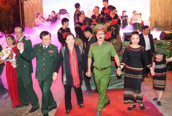 Chủ tịch Quốc hội Nguyễn Thị Kim Ngân giao lưu văn nghệ cùng bộ đội Biên phòng và đồng bào dân tộc. Ảnh: TTXVN