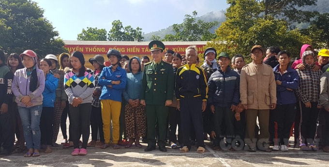 Bà con rất vui mừng khi được nhận quà tết của BĐBP.