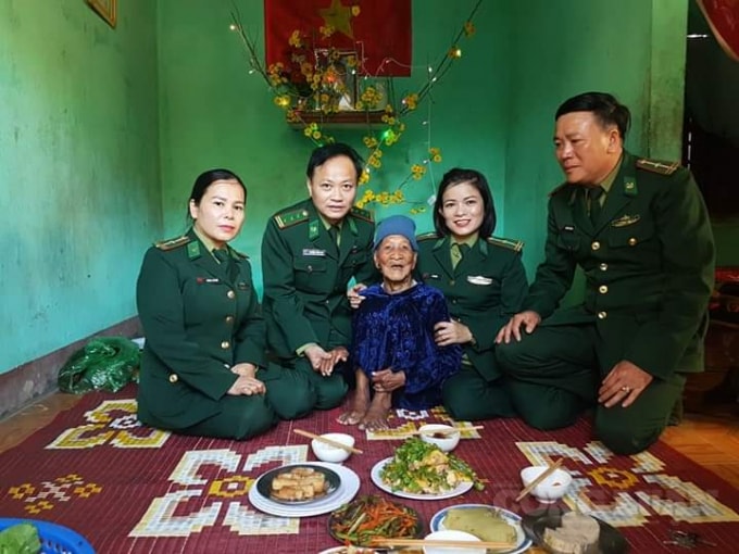 BĐBP ăn bữa cơm tất niên cùng mẹ Thung.