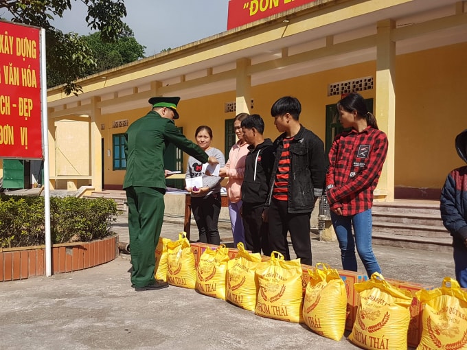 BĐBP tặng quà cho bà con nghèo biên giới.