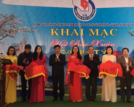 Các đại biểu cắt băng khai mạc Hội báo Xuân Canh Tý 2020 tỉnh Điện Biên. Ảnh: dienbientv.vn