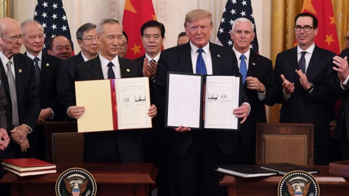 Tổng thống Mỹ Donald Trump và Phó Thủ tướng Trung Quốc Lưu Hạc trong lễ ký kết. Ảnh: ABC