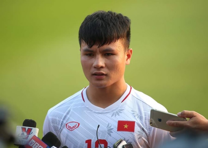Quang Hải trả lời phỏng vấn trước trận đấu với U23 Triều Tiên. Ảnh: Hoàng Dương