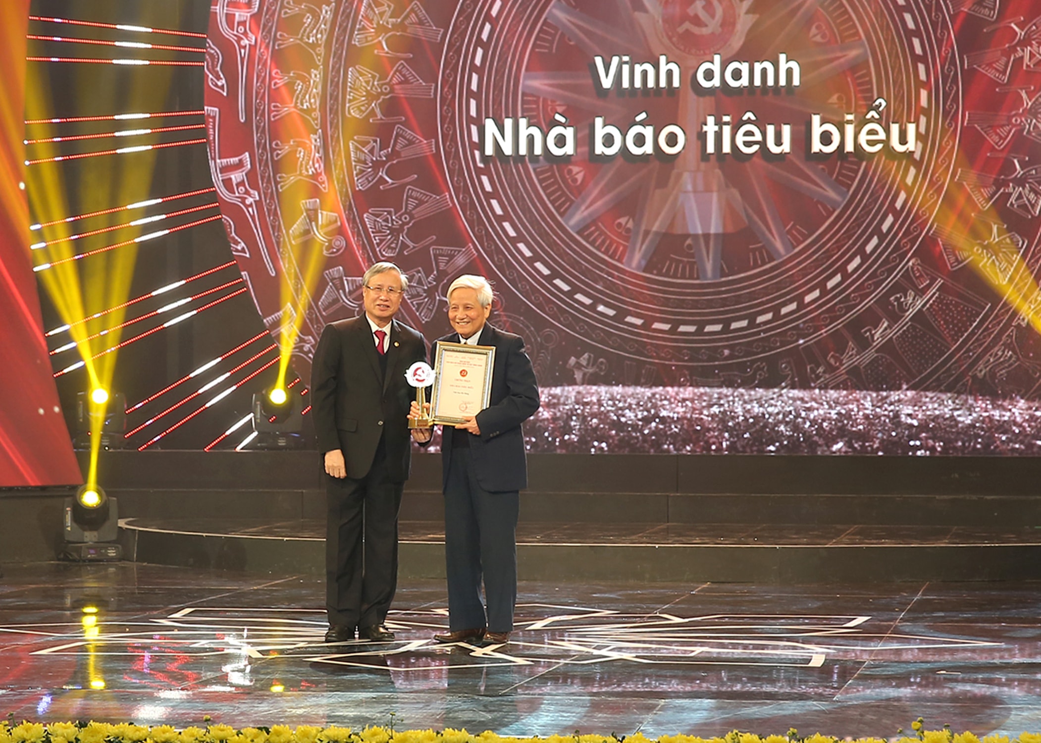 Ủy viên Bộ Chính trị, Thường trực Ban Bí thư Trần Quốc Vượng trao giải Vinh danh Nhà báo tiêu biểu cho nhà báo lão thành Hà Đăng. Ảnh: Sơn Hải