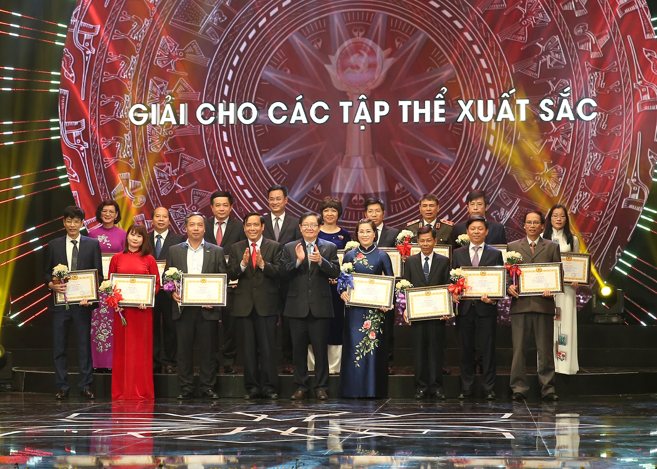 Trao giải cho các tập thể xuất sắc. Ảnh: Sơn Hải