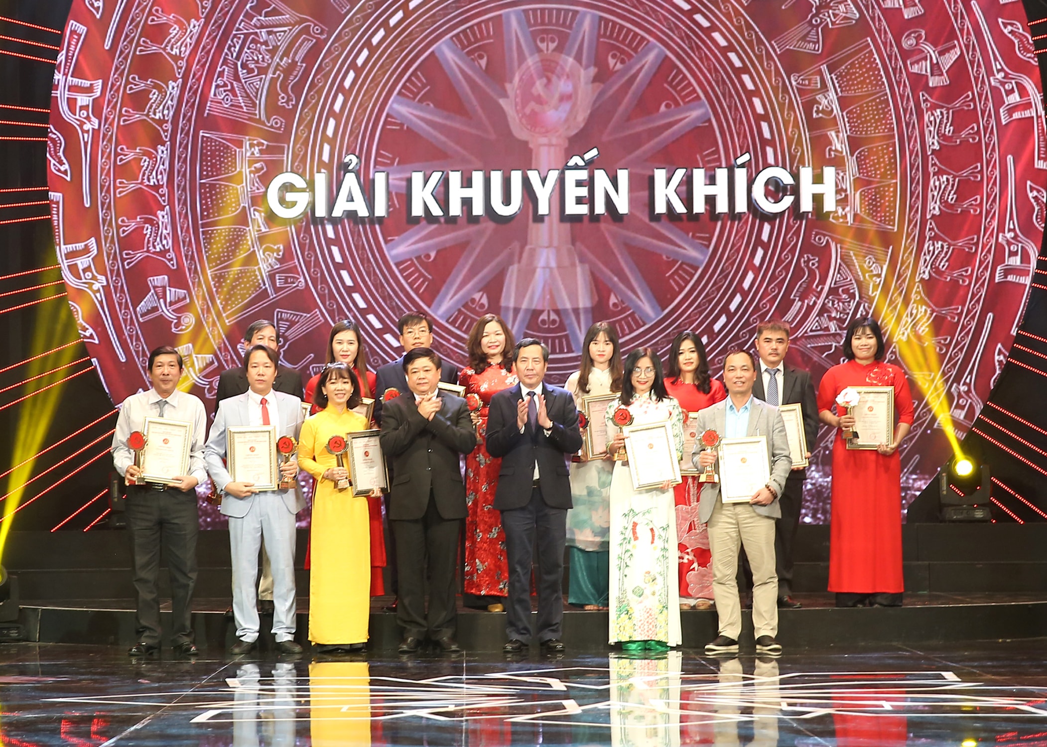 Tác giả và nhóm tác giả đoạt Giải Khuyến khích. Ảnh: Sơn Hải