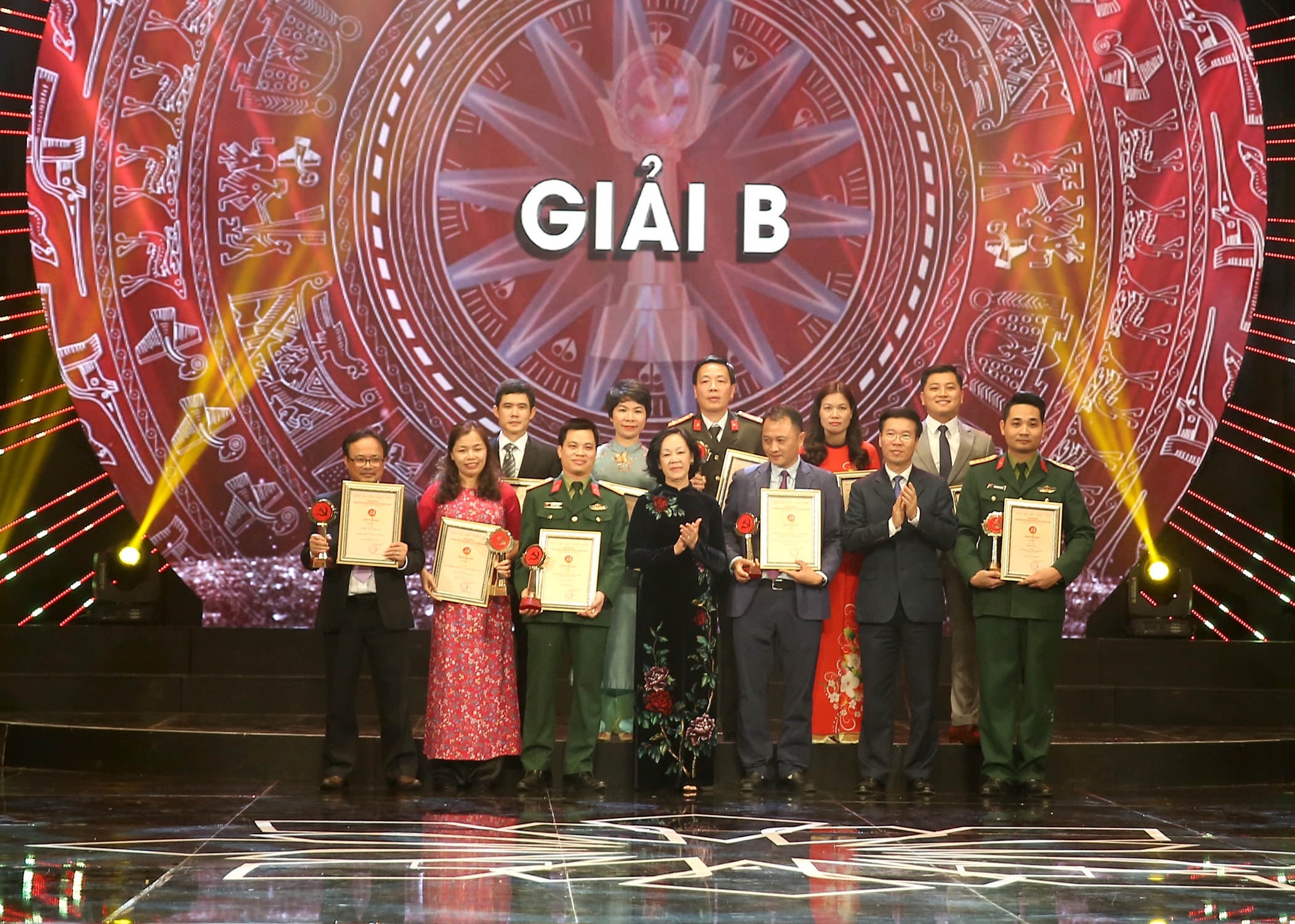 Tác giả và nhóm tác giả đoạt Giải B. Ảnh: Sơn Hải