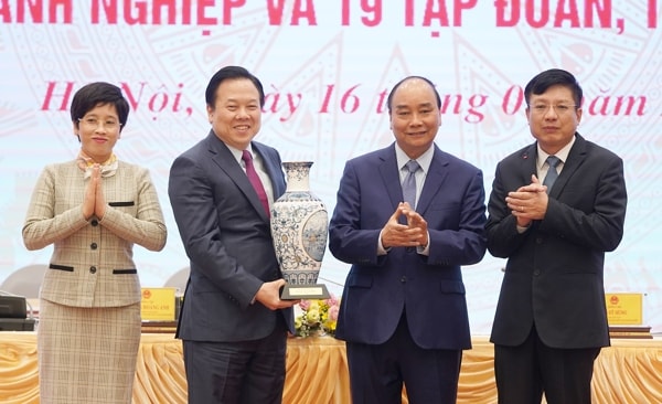 Thủ tướng Nguyễn Xuân Phúc tặng quà cho Ủy ban Quản lý vốn Nhà nước tại doanh nghiệp. Ảnh: VGP