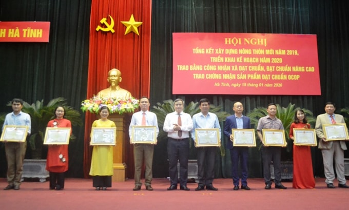 Chủ tịch UBND tỉnh Hà Tĩnh Trần Tiến Hưng trao bằng khen cho các tập thể, cá nhân có thành tích xuất sắc trong xây dựng NTM năm 2019.
