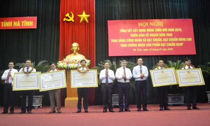 Lãnh đạo tỉnh Hà Tĩnh trao bằng công nhận xã đạt chuẩn NTM nâng cao đợt 2 năm 2019